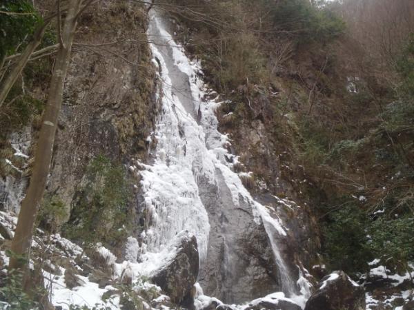 扁妙の滝　落差65m　3割程の氷瀑